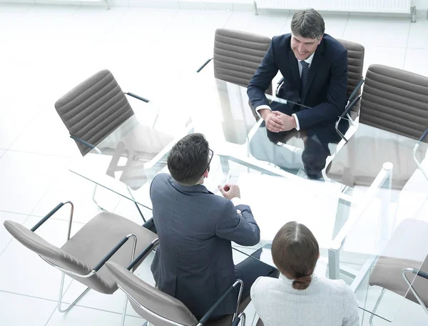 Gespräch von Geschäftsleuten in einem modernen Besprechungsraum — Stockfoto