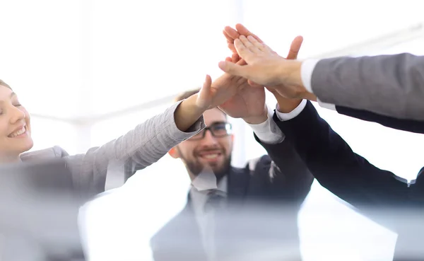 Equipe de negócios feliz dando alta cinco no escritório — Fotografia de Stock