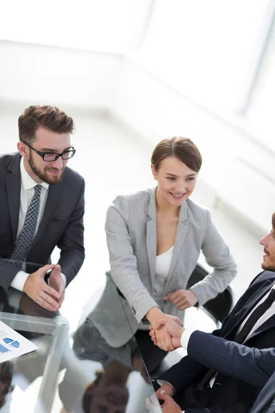 Handdruk zakelijke partners voor hun bureau — Stockfoto