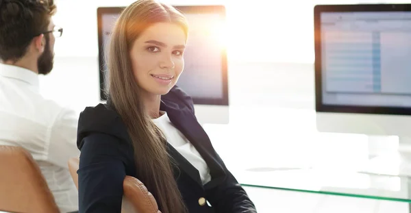 Retrato de um jovem empregado no local de trabalho . — Fotografia de Stock