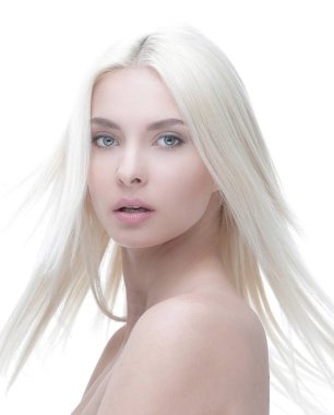 Güzel, bakımlı genç bir kadının yakın çekimi.