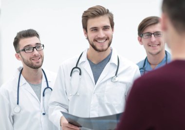 Doktorlar hasta kurtarma tebrik