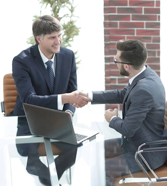 Apretón de manos entre dos personas de negocios exitosos — Foto de Stock