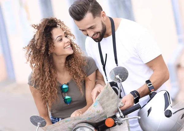 Paseo en scooter. Hermosa pareja montando scooter juntos . — Foto de Stock