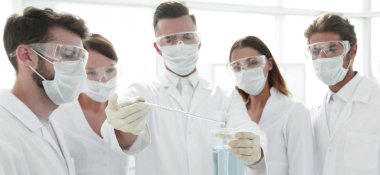 Sıvılarla çalışan bir grup sağlık çalışanına yakın çekim