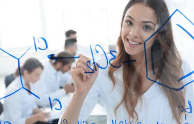 gülümseyen kadın Yardımcısı tahtada bir giriş yapar.