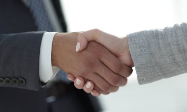 Beyaz arka planda izole edilmiş iş adamları el sıkışıyor