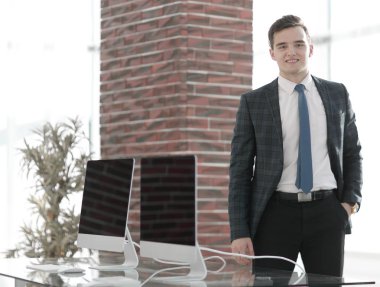 işadamı yeni ofisinde