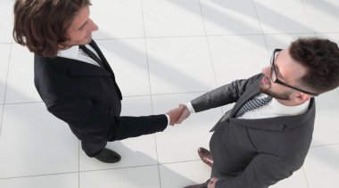 İş tokalaşması ve iş adamları kavramları.