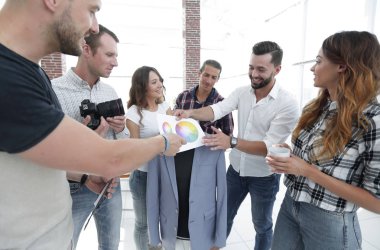 Renk paletini tartışan tasarımcı takımı