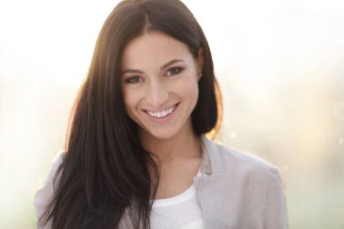 Sevimli genç bir kadın yüzü. yakın çekim