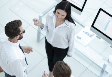 şirket çalışanları ofiste konuşuyorsun.