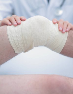 traumatologist, dizine bir bandaj uygulama