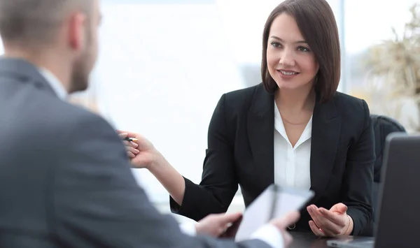 Mensen uit het bedrijfsleven werken samen bij het Bureau in het kantoor — Stockfoto