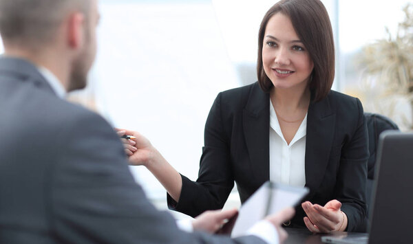 Деловые люди, работающие вместе за столом в офисе
