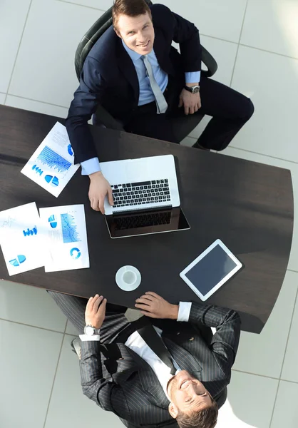 Uitzicht vanaf de top.business partners bespreken van de voorwaarden van een financiële overeenkomst — Stockfoto