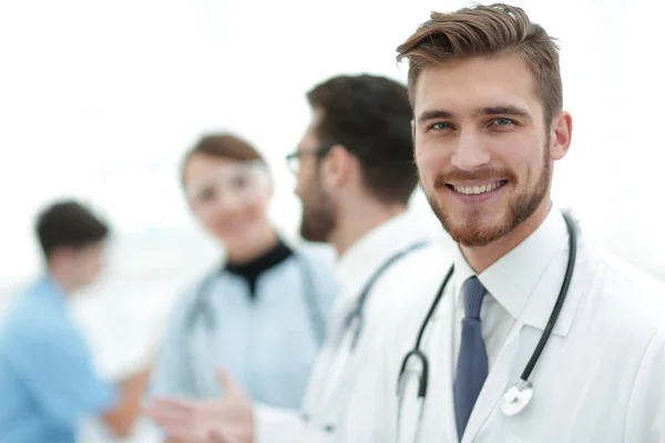 Porträtt av vänliga manliga läkare leende — Stockfoto