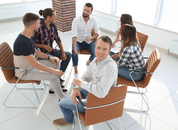 Gerente seguro, sentado en el taller — Foto de Stock