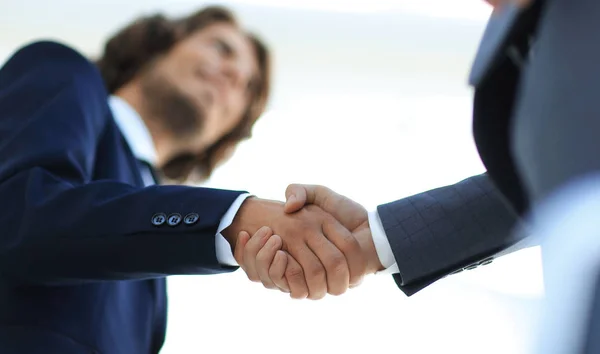 Успешные бизнесмены пожимают друг другу руки после хорошей сделки . — стоковое фото