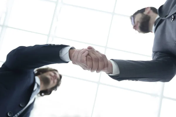 Due uomini d'affari si tengono per mano alla cooperazione tra imprese. — Foto Stock