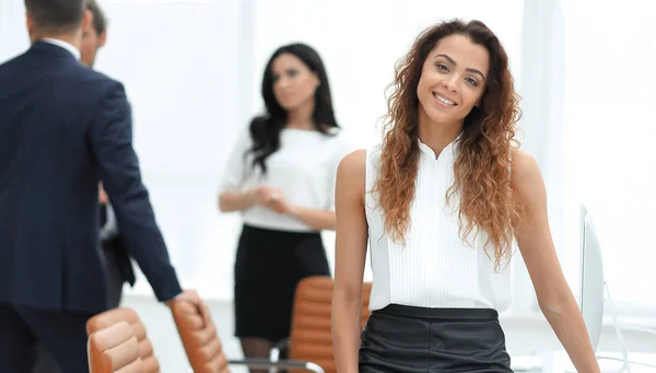 Mujer de negocios en el fondo del equipo de negocios — Foto de Stock