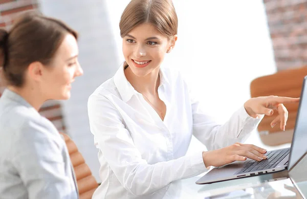 Woman Manager pokazuje informacje o kliencie na laptopie. — Zdjęcie stockowe