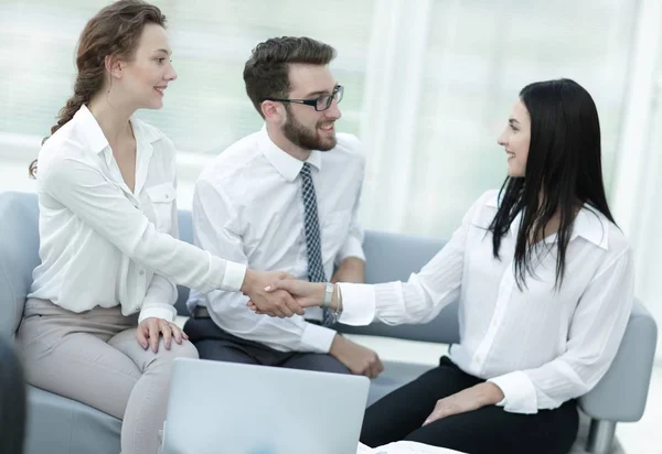 Aperto de mão do gerente e cliente no lobby do escritório — Fotografia de Stock