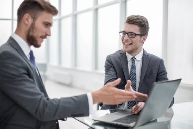 up.colleagues masa başında oturan bilgi tartışırken kapatın
