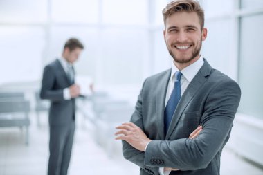Ofisin arka planında başarılı bir iş adamı.