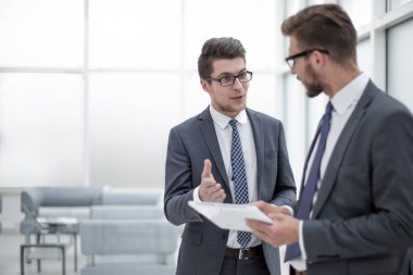 Dijital tablet ekranına bakan iki meslektaşım