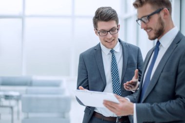 Dijital tablet ekranına bakan iki meslektaşım