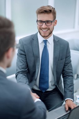 Kapat. İş adamı iş ortağıyla tokalaşıyor