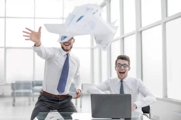 Boldog kollégák dobott üzleti dokumentumok — Stock Fotó