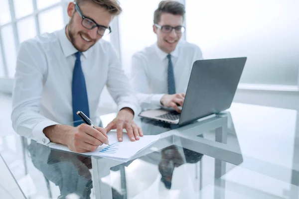 Hombre de negocios toma notas para un nuevo proyecto empresarial . — Foto de Stock