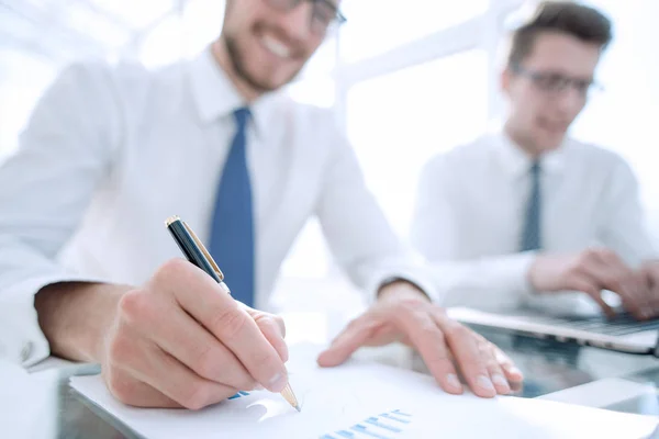 Businessman verificar sobre custo e fazer relatório gráfico de finanças no escritório — Fotografia de Stock