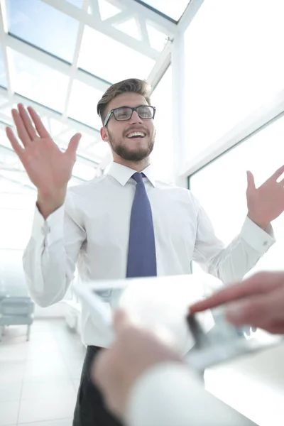 Närbild.affärsman med digital surfplatta på kontor bakgrund — Stockfoto