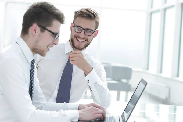 Stäng up.employees arbetar med en laptop på kontoret — Stockfoto