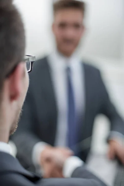 Nahaufnahme lächelnde Geschäftsleute beim Händeschütteln im Büro — Stockfoto