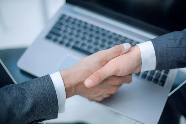 Close up.handshake parceiros de negócios sobre a mesa — Fotografia de Stock