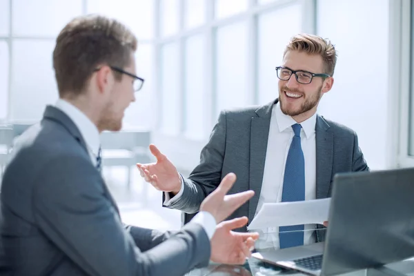 Socios comerciales que discuten documento de negocios . — Foto de Stock