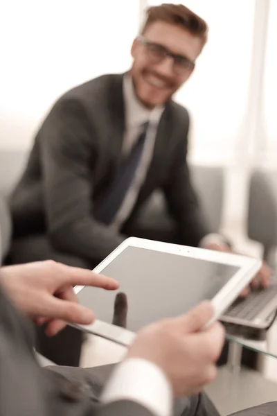 Close up.businessman tocando na tela do tablet digital — Fotografia de Stock