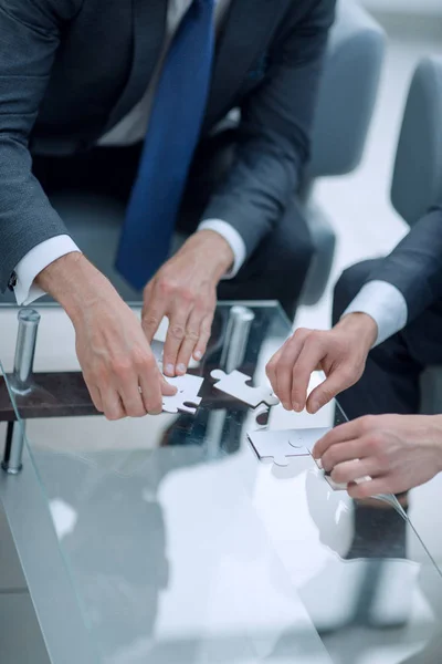 Close up.business parceiros colocar o quebra-cabeça juntos — Fotografia de Stock