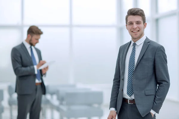Успешный бизнесмен на фоне офиса — стоковое фото
