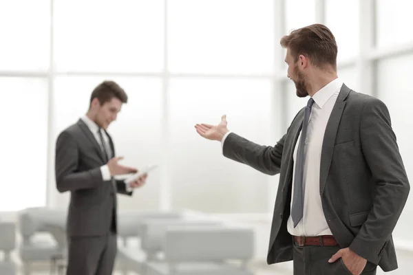 Leende affärsman i bakgrunden av kontoret. — Stockfoto