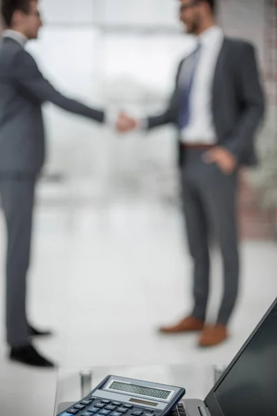 Verschwommenes Bild eines Handschlags von Geschäftsleuten im Büro. — Stockfoto