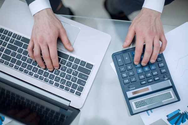 Close-up.businessman controleert financiële gegevens — Stockfoto