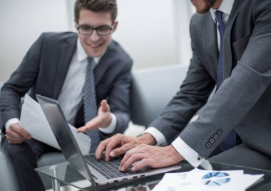 yakın çekim. iş ortakları sözleşmenin koşulları tartışıyor