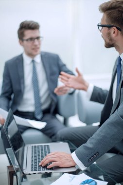 yakın çekim. iş ortakları sözleşmenin koşulları tartışıyor