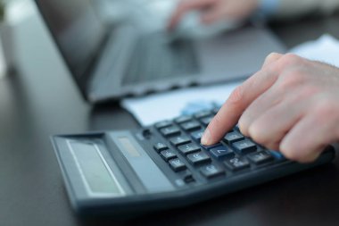 yakın çekim. İşadamı finansal göstergeleri analiz eder..