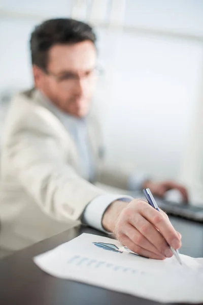 Imagen de fondo de un empresario en el lugar de trabajo — Foto de Stock